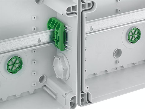 Condensation-free distribution board enclosure suited to outdoor use