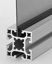 Clamping sealing strip retains panels in aluminium profiles