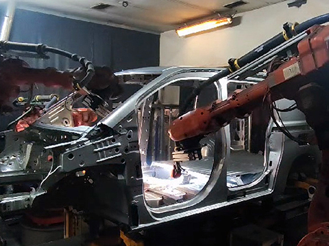Inspecting welded connections in the automotive industry using AI