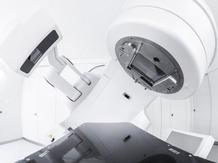 Monocarrier boost for radiotherapy machines