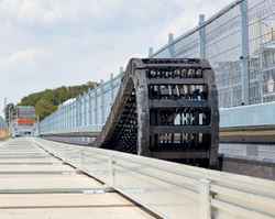 Video shows how long-travel energy chain systems are tested