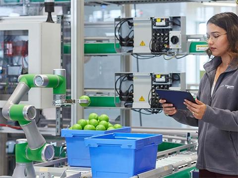 Schneider Electric highlights simplicity and productivity with new cobot