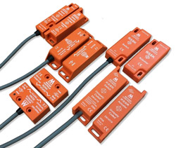 Volt-free, standalone RFID safety switches for machine guards