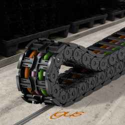 Cable-type guide for energy chains is fast to install