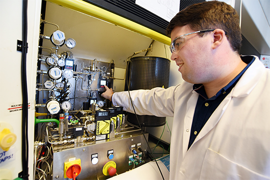 Hydrogen production apparatus for universities achieved with flexible valve cluster