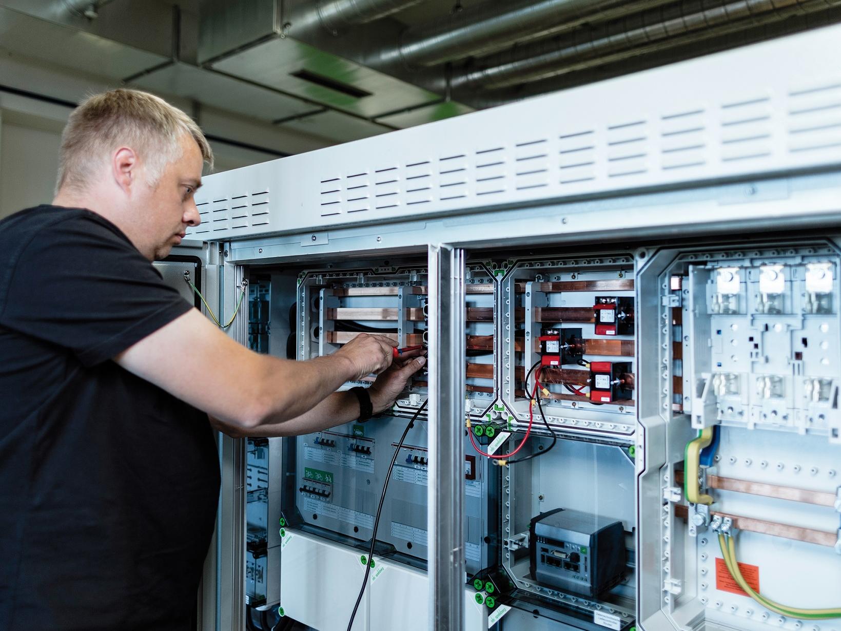 Switching into LV switchgear enclosure mode
