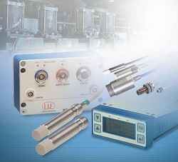 Compact eddy current sensor with integrated electronics