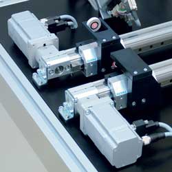 Stepper motors synchronised with closed-loop control