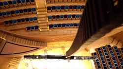 Zigzag e-chains manage cables for speaker and lighting trusses