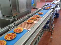 Smart conveyor lines up quiches for precision baking